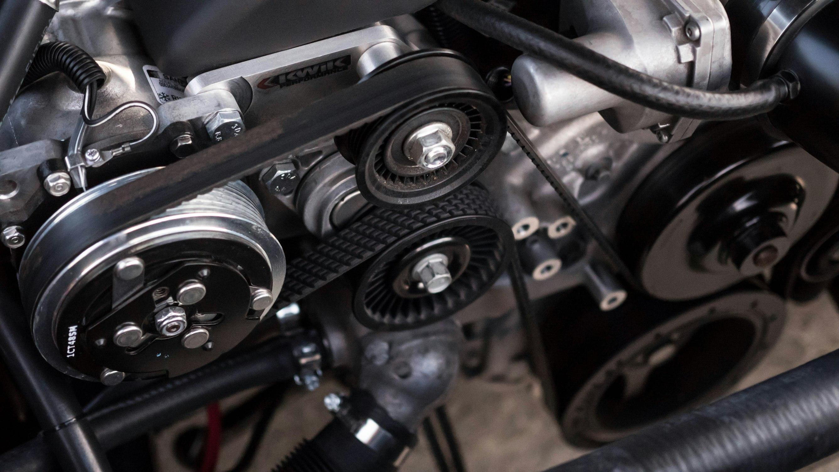 Nahaufnahme eines Motors mit Riementrieb
